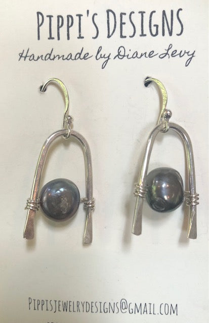 Silver "horse shoe" earrings with black pearl